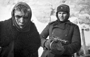 Un soldat soviétique capture un allemand pendant la bataille de Stalingrad.