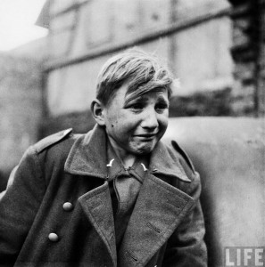 Hans-Georg Henke, soldat allemand âgé de seulement 15 ans pleure après s'etre fait capturer par la 9ème américaine à Rechtenbach, Allemagne. Son père est mort en 1938, sa mère en 1944, il s'est engagé dans la Luftwaffe pour subvenir à ses besoins.