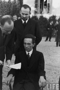 Joseph Goebbels, Ministre du Reich à l’Éducation du peuple et à la Propagande sous le Troisième Reich de 1933 à 1945. L'allemand est souriant, jusqu'au moment où il apprend que le photographe Eisenstaedt est juif.