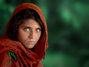 Cette photo de Steve McCurry a fait le tour du monde, le regard saisissant de Sharbat Gula, réfugiée afghane dans le camp de Nasir Bagh au Pakistan (1984).