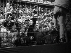 96 personnes meurent pendant la demi-finale de FA Cup opposant Liverpool à Nottingham Forest. La police est pointée du doigt, c'est le plus grand drame de l'histoire du Royaume-Uni dans un stade.