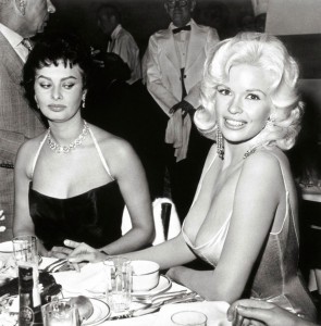 12 avril 1957, pendant une fête de la 20th Century Fox, Sophia Loren plonge avec envie dans le décolleté de Jayne Mansfield.