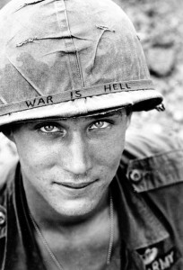 Soldat américain au nom inconnu, il appartenait à la 173ème brigade aéroportée, photo prise dans la ville de Phuc Vinh au Viêt Nam.