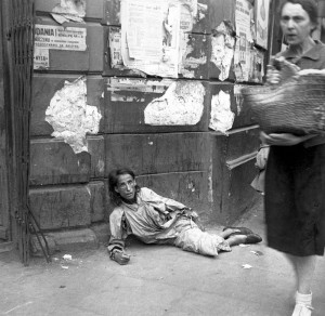 Une femme est en train de mourir de faim dans le Guetto de Varsovie (Pologne, 1941). Le photographe est un soldat allemand, Heinz Joest.
