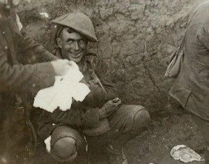 Offensive de la Somme, bataille Flers-Courcelette le 16 septembre 1916. Un soldat est en état de choc, état courant à cause de la violence des combats pendant la première guerre mondiale.