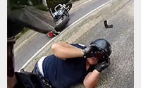 Deux motards chutent pendant une sortie