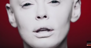 La star Rose McGowan de Charmed sort son clip