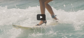 Maud Le Car surf en talons aiguilles