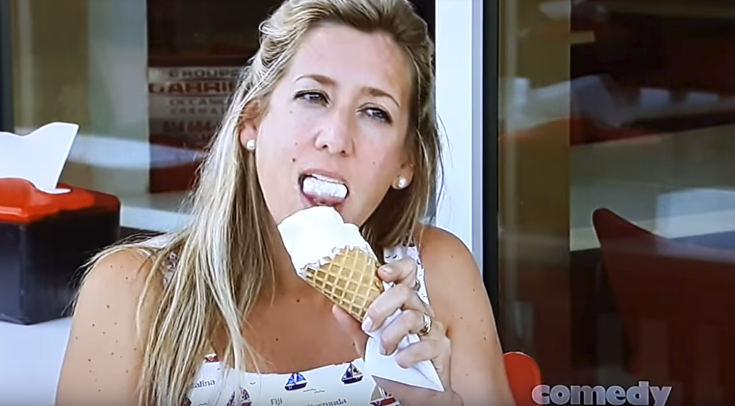 Ils la regardent manger une glace quand - Petit Journal