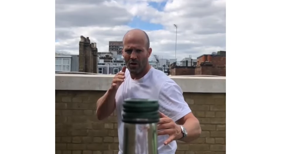 Jason Statham relève le défi du Bottle Cap Challenge ! Petit Journal